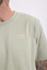 Remera verde claro de manga corta con cuello redondo y logo estampado en el pecho.