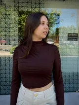 Polera de manga larga color marrón, con cuello alto y corte crop.