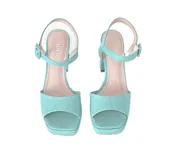 Sandalias de tacón alto color celeste con textura de piel de serpiente. Tienen plataforma, tiras finas sin costuras y hebilla metálica.