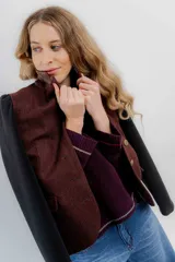 Blazer gris a cuadros con mangas largas negras.