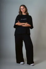 Conjunto negro de punto prato, compuesto por un top de mangas cortas con logo bordado y un pantalón palazzo de cintura elastizada.