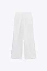 Pantalón negro de tiro alto con cintura con trabillas, bolsillos laterales y de vivo en espalda, pernera recta y cierre frontal con cremallera y botón. Confeccionado en hilatura con modal.