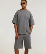 Bermuda masculina básica color negro confeccionada en algodón certificado BCI, con cintura elástica, cordón ajustable y bolsillos funcionales. Tejido leve y cómodo, ideal para looks casuales y versátiles.