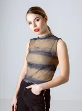 Top sin mangas de tejido plisado con cuello alto y estampado abstracto en tonos marrones y grises.
