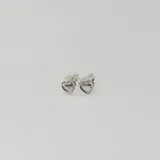 Par de aros pequeños con forma de corazón, hechos en plata 925.