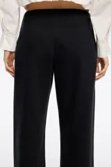 Pantalón denim negro de corte recto con largo tobillero, cierre frontal con cremallera metálica y bolsillos falsos con vivo.