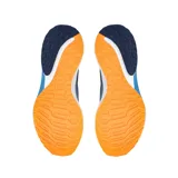 Championes grises con detalles en azul y verde. Capellada de malla transpirable, entresuela con tecnología ENRG-X y suela de goma antideslizante.