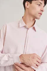 Camisa celeste de corte slim fit, con cuello clásico y mangas largas.