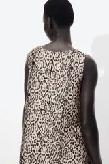 Vestido corto evasé sin mangas en tejido jacquard brillante con estampado de leopardo. Tiene escote redondo, abertura de cerradura con botón oculto atrás y forro interior.