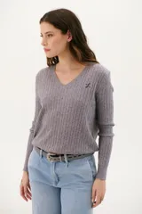 Sweater de punto color gris con escote en V y logo bordado en el pecho.