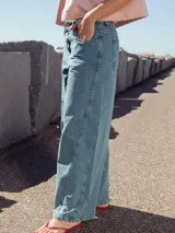 Pantalón de jean celeste de corte ancho, con cintura alta y detalle de crochet en la cintura.