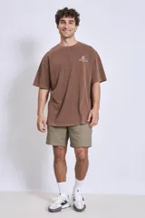 Bermuda color verde militar con bolsillos laterales y traseros.