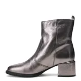 Botas de mujer Bottero HEAV, color plateado metálico, con taco ancho de altura media y cierre lateral. Confeccionadas en cuero, tienen un tirador trasero para facilitar el calce.