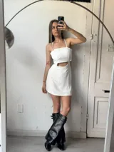 Mono corto blanco con espalda descubierta y tiras finas cruzadas.