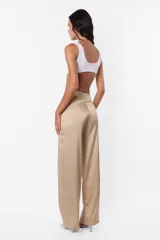 Microtop musculosa sin mangas, confeccionado en microfibra pesada con terminaciones en collareta ancha en escote, contorno inferior y sisas. La parte más angosta de la prenda responde al delantero. Se puede usar de ambos lados, reversible.