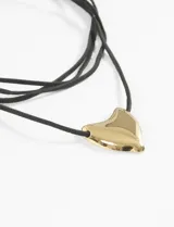 Collar con dije irregular de acero quirúrgico hipoalegénico y cordón negro de 180 cm de largo.