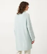 Cardigan largo color celeste, tejido en punto con textura en las mangas.