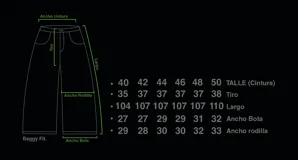 Pantalón de jean azul desgastado, corte mega baggy, con bordado dorado en el bolsillo trasero y botones personalizados.