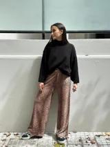 Sweater tejido negro de media polera con manga murciélago.