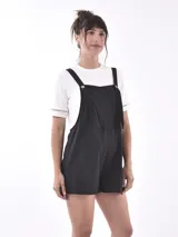 Mono corto negro con breteles regulables y botones de madera.
