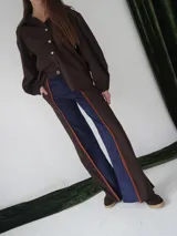 Pantalón de paño combinado con tira de cuero.