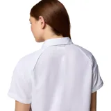 Camisa blanca de manga corta para mujer, marca Columbia, modelo Silver Ridge Utility. Confeccionada con materiales reciclados, ofrece protección solar UPF 50, absorción del sudor y ventilación. Cuenta con tapeta abotonada, bolsillos en el pecho con cierre a presión y velcro, y un pequeño bolsillo interior.