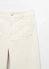 Pantalón culotte color crema de pana con bolsillos delanteros y traseros.