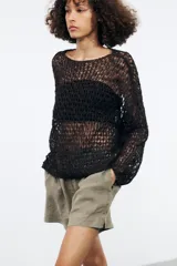 Jersey marrón de punto calado con cuello barco y mangas largas.