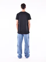 Remera negra de corte regular con estampado de calavera y texto en verde neón.