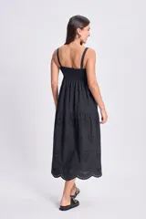 Vestido largo negro con breteles finos y cuerpo elastizado. Falda con broderie calado.