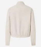 Campera bomber negra de viscosa con cierre delantero, bolsillos con solapa y pespuntes contrastantes en color blanco.