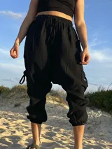 Pantalón babucha de muselina color celeste, con cintura elástica y cordón ajustable.