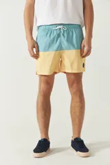 Short de baño estampado para hombre, con cintura elástica y cordón, diseño colorido y ligero, con bolsillos laterales y trasero.
