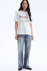 Remera blanca de corte holgado en punto de algodón con estampado de la ciudad de San Sebastián, España.