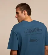 Remera relaxed de algodón color azul con estampa lettering y dibujo de una linterna en la espalda.