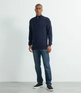 Suéter azul marino de tejido de punto liso, con cuello alto y cremallera corta.