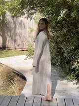 Vestido largo marrón de tejido de algodón fino y ligero, con mangas largas y escote redondo. Puede usarse con el escote hacia adelante o hacia atrás.