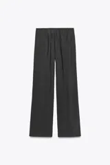 Pantalón de tiro medio con cintura elástica ajustable con cordones y pierna ancha.