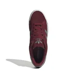 Zapatillas rojas de hombre, con diseño bajo y tres franjas laterales características de la marca.