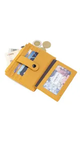 Tarjetero negro de símil cuero con presilla frontal y capacidad para 11 tarjetas. Incluye un visor transparente y un bolsillo con cierre para monedas o billetes.