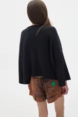 Buzo negro de algodón con cuello redondo y mangas largas.