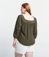 Blusa verde militar de viscosa con escote cuadrado y mangas 3/4 abullonadas con elástico en los puños. Presenta inserciones en el escote y en las mangas.