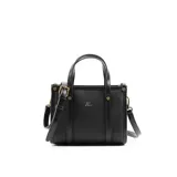 Cartera negra tipo tote chica de cuero sintético graneado, con doble asa corta y correa larga regulable extraíble. Tiene cierre superior, bolsillo interno con cierre y dos bolsillos abiertos. El logo de XL Extra Large es metálico y está ubicado en el frente.