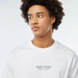 Camiseta blanca de manga corta con cuello redondo y estampado en el pecho con la leyenda "San Diego".