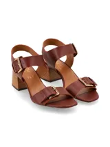 Sandalias de cuero color marrón con hebillas metálicas doradas y taco de madera.