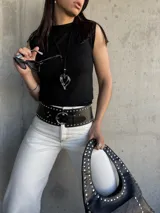 Musculosa negra de algodón con cuello alto y sisas amplias.