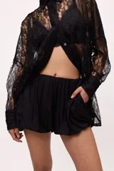 Short celeste con cintura elastizada y bolsillos laterales.