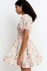 Vestido corto de algodón con estampado floral, escote cuadrado con volados, mangas cortas abullonadas con elástico y cintura elastizada.