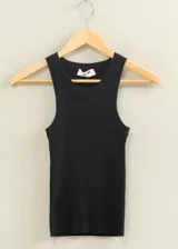 Musculosa negra de punto acanalado con cuello redondo y sisas anchas.