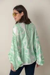 Camisa italiana de satén de seda estampada en blanco y negro, con cuello camisero y mangas murciélago.
